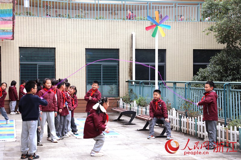 学生们利用课间15分钟跳大绳。人民网 方彭依梦摄